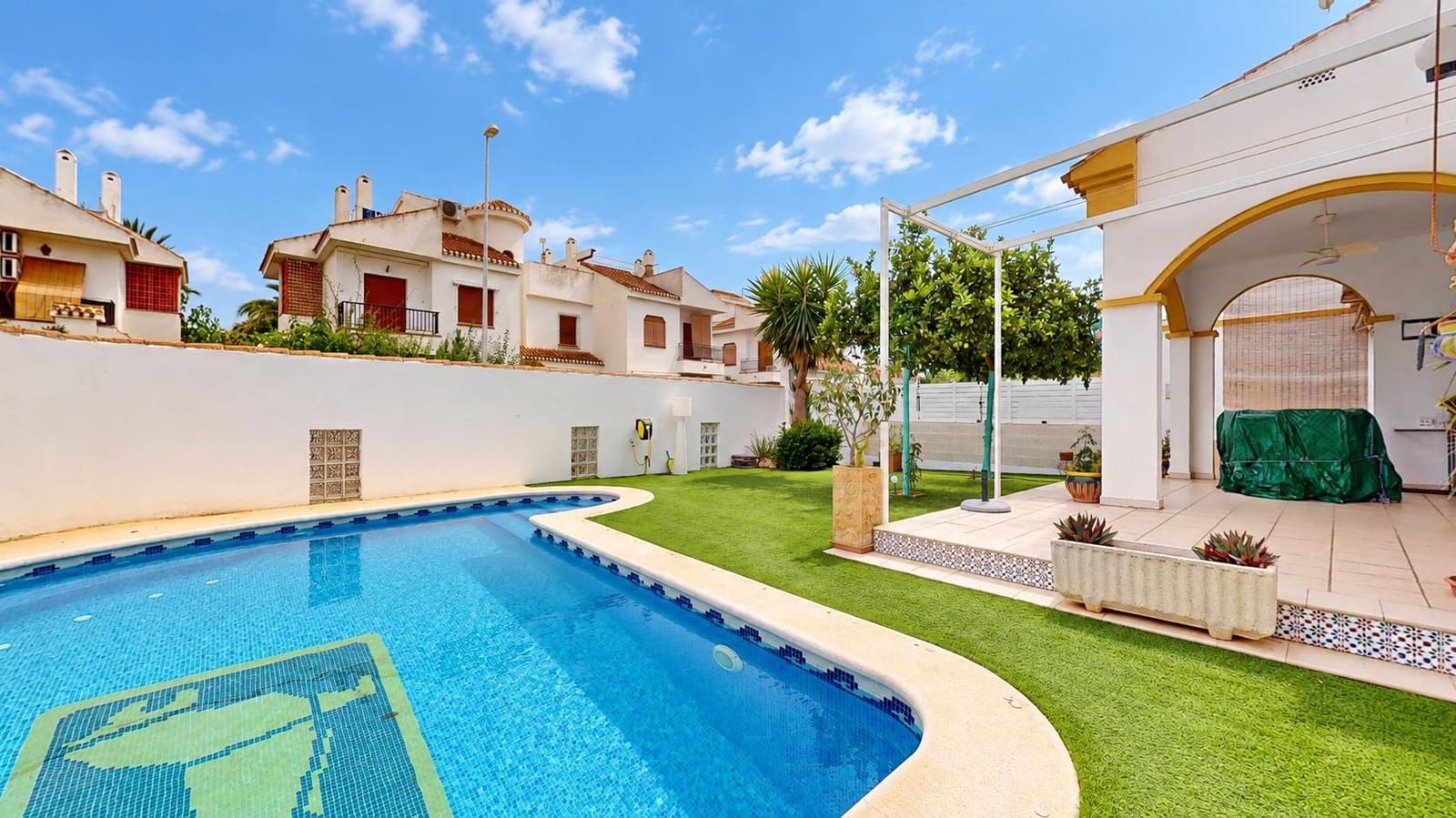 5 bedroom Villa for sale in Torre de la Horadada with pool garage - € 630,000 (Ref: 10129572)