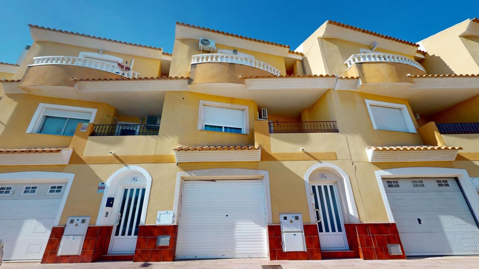 4 bedroom Terraced Villa for sale in Los Alcazares with garage - € 229,900 (Ref: 8385162)