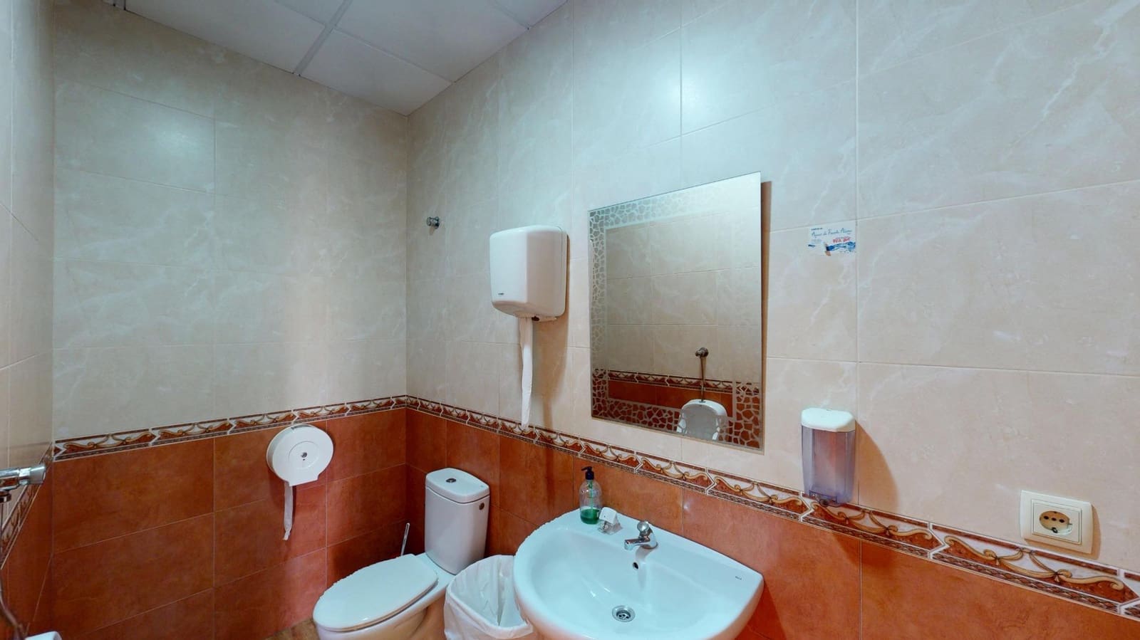 Local Comercial en Los Almagros en venta - 165.000 € (Ref: 9401084)