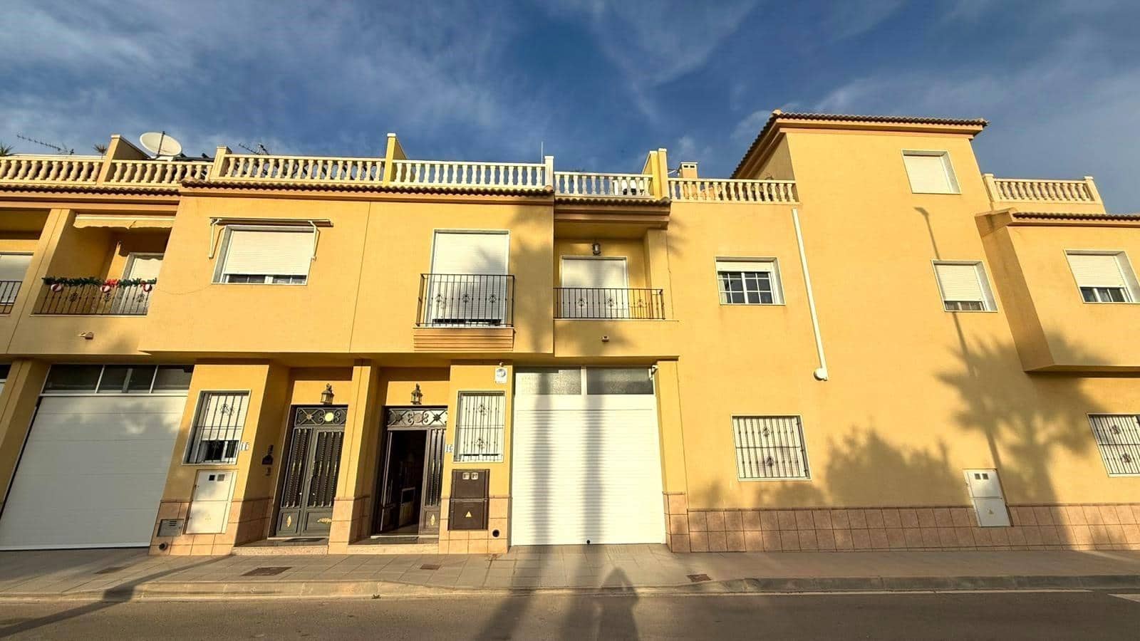 3 slaapkamer Rijtjeshuis te koop in Pilar de la Horadada met garage - € 339.900 (Ref: 9462107)