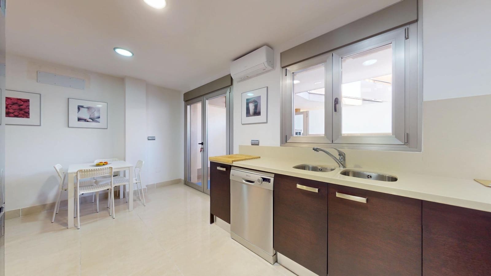 4 makuuhuone Rivitalo myytävänä paikassa Pilar de la Horadada mukana uima-altaan 
autotalli - 299 000 € (Ref: 9543660)