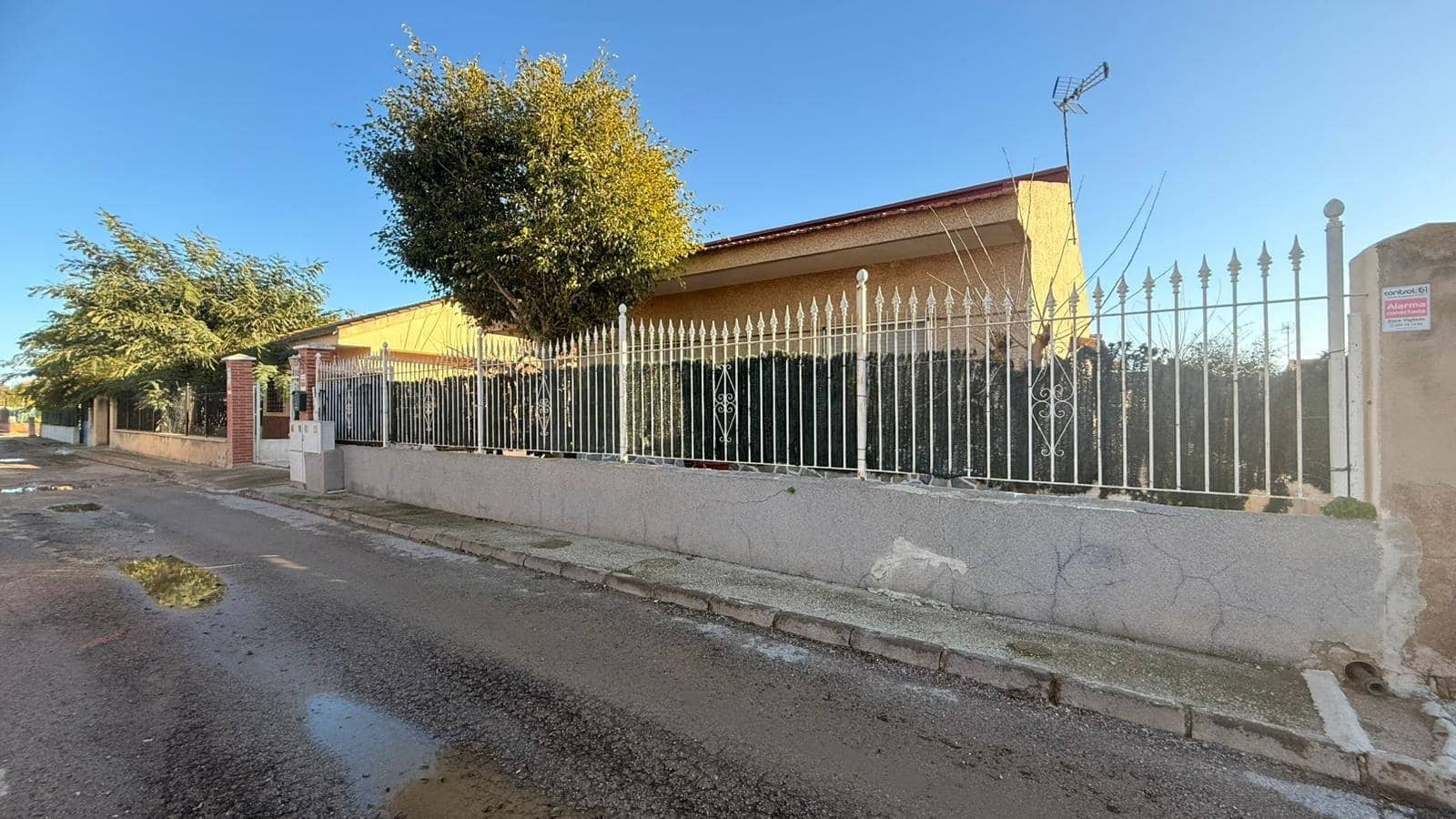 5 soveværelse Villa til salg i Los Alcazares med swimmingpool - € 259.900 (Ref: 9555862)