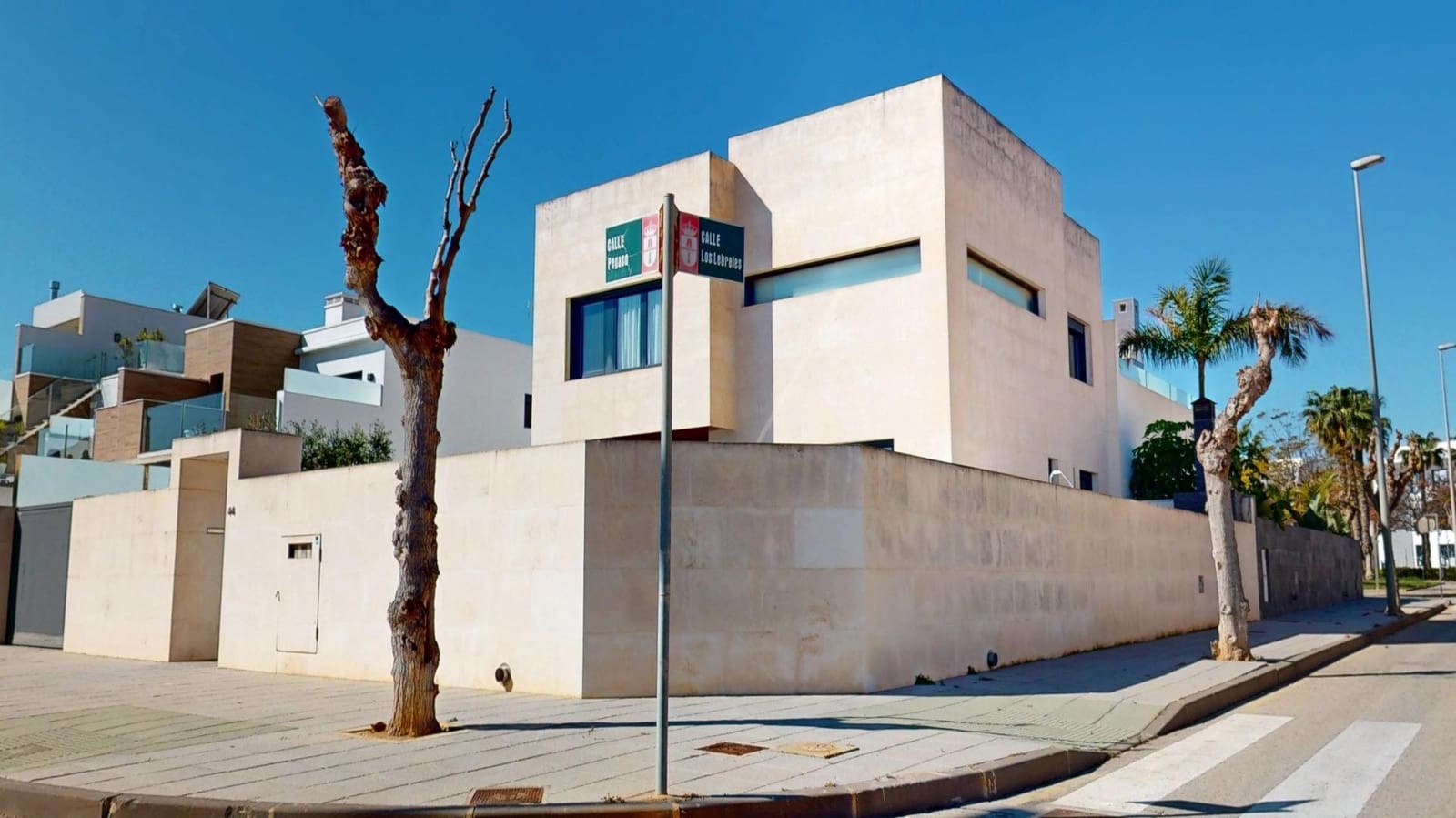 4 bedroom Villa for sale in Pilar de la Horadada with pool garage - € 799,900 (Ref: 9656137)