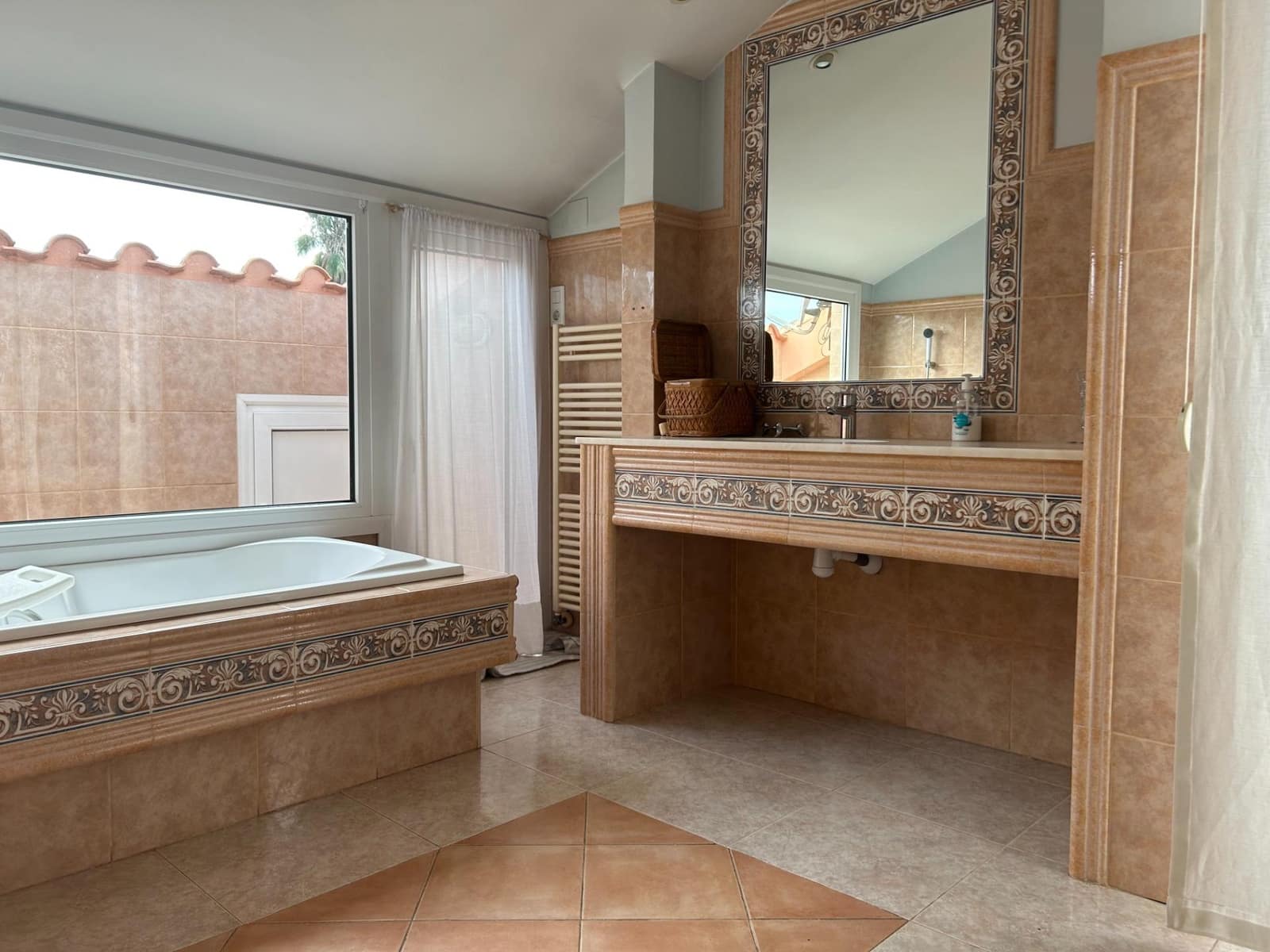 3 bedroom Villa for sale in Vinaros with pool garage - € 490,000 (Ref: 8652742)