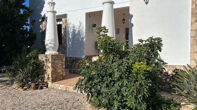 4 slaapkamer Villa te koop in Sant Jordi met zwembad garage - € 399.000 (Ref: 9634506)