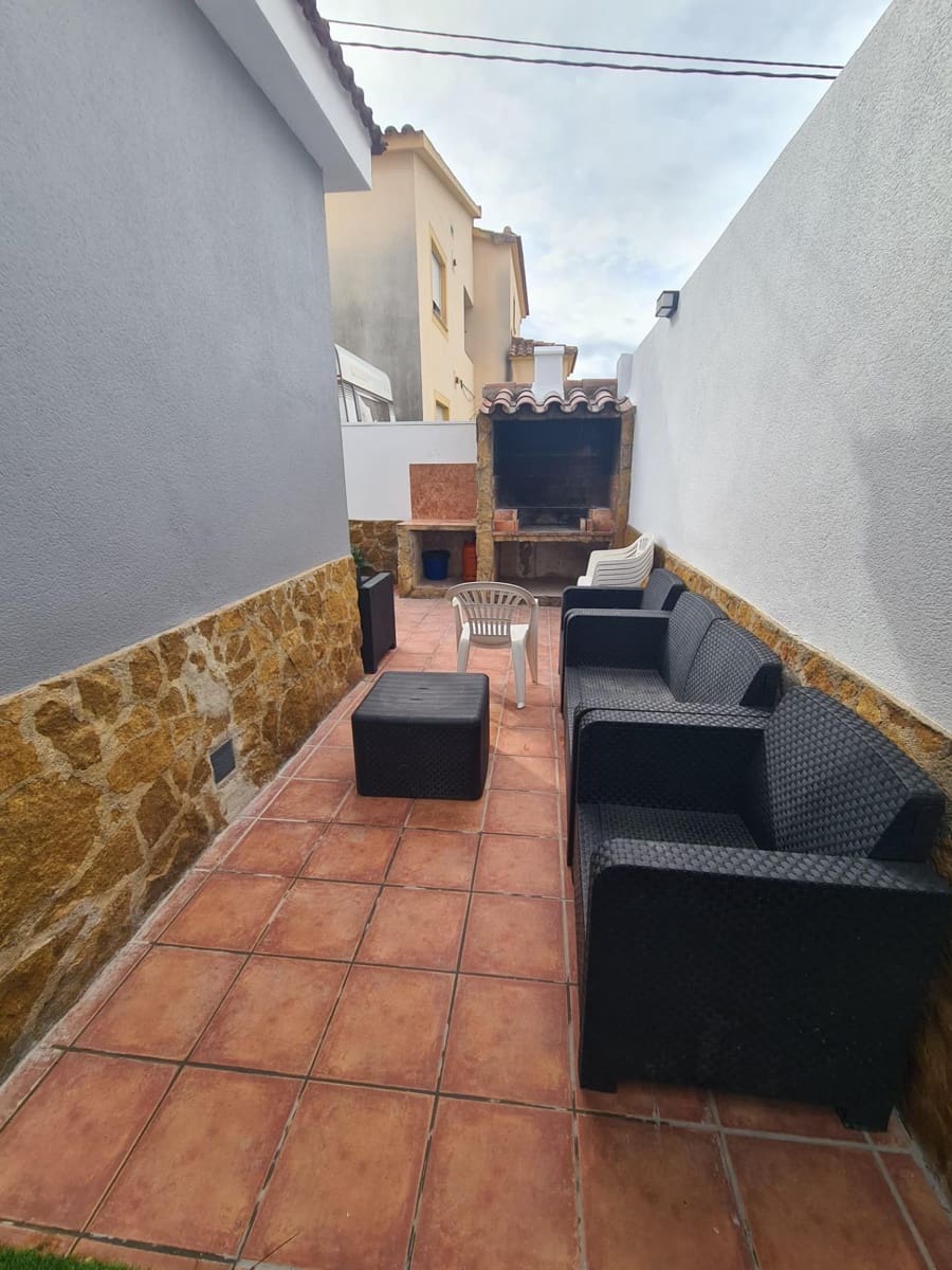 4 bedroom Villa for sale in Vinaros with garage - € 365,000 (Ref: 9894068)