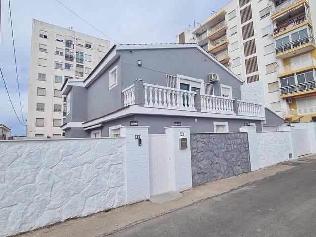 Chalet de 4 habitaciones en Vinaròs en venta con garaje - 365.000 € (Ref: 9894068)
