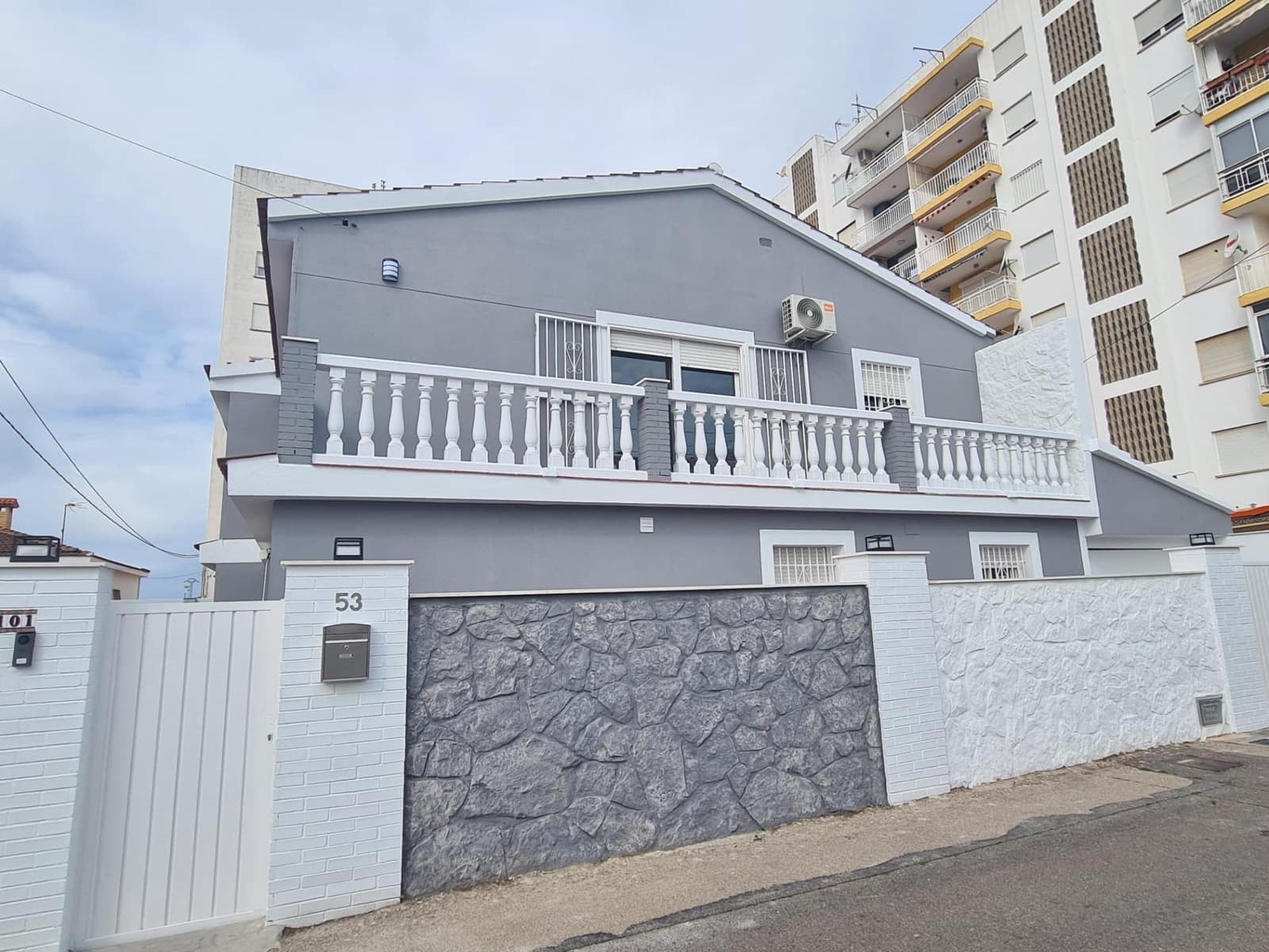 4 bedroom Villa for sale in Vinaros with garage - € 365,000 (Ref: 9894068)