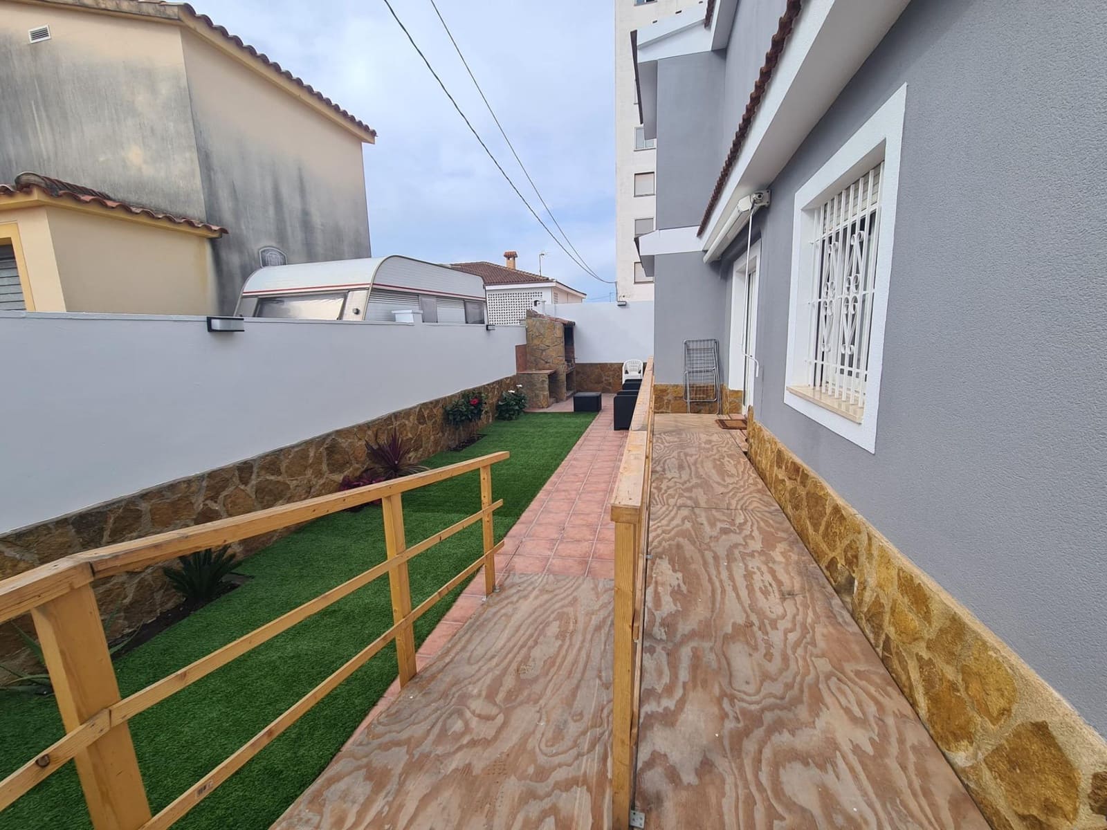 4 bedroom Villa for sale in Vinaros with garage - € 365,000 (Ref: 9894068)
