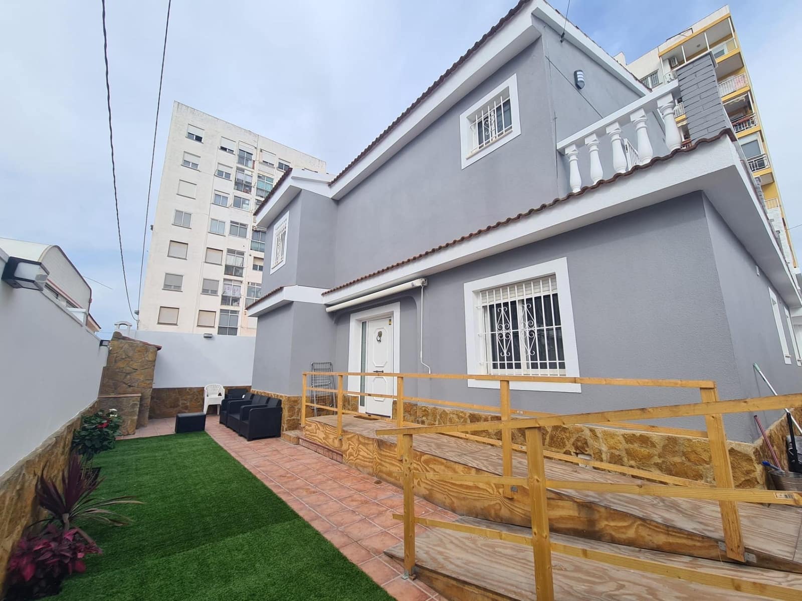4 bedroom Villa for sale in Vinaros with garage - € 365,000 (Ref: 9894068)
