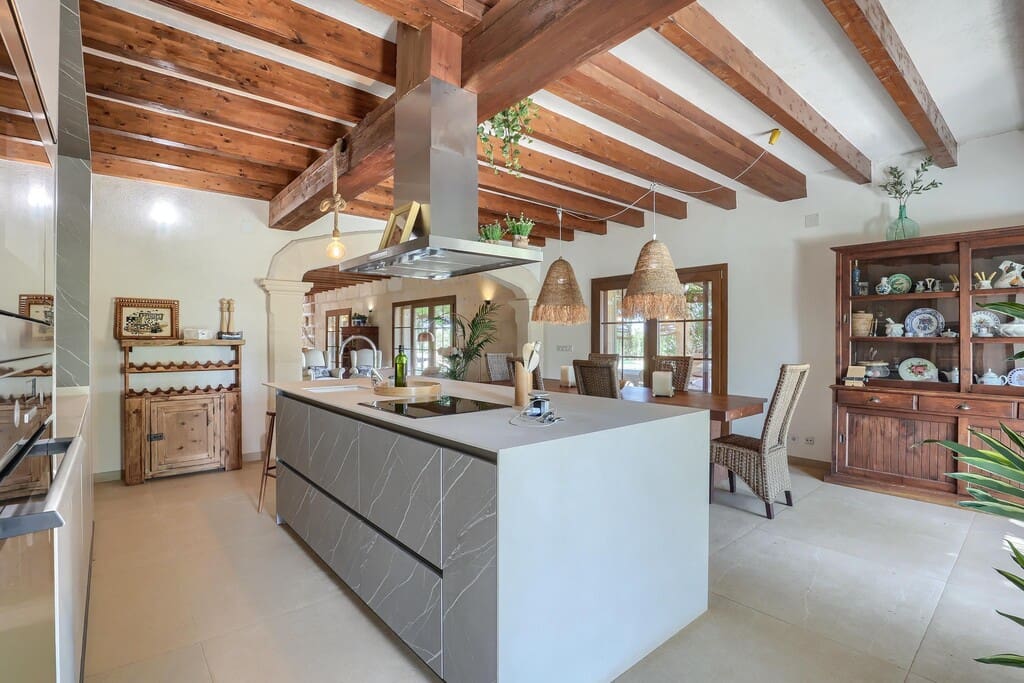 5 sypialnia Finka/Dom wiejski na sprzedaż w Buger z basenem garażem - 2 150 000 € (Ref: 10135857)