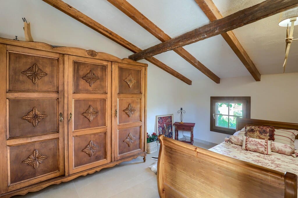 5 sypialnia Finka/Dom wiejski na sprzedaż w Buger z basenem garażem - 2 150 000 € (Ref: 10135857)