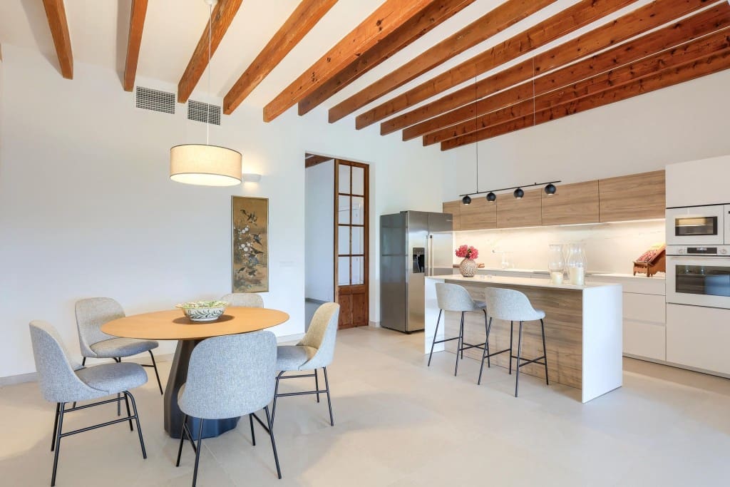 3 makuuhuone Omakotitalo myytävänä paikassa Llubi mukana uima-altaan 
autotalli - 1 320 000 € (Ref: 9528538)