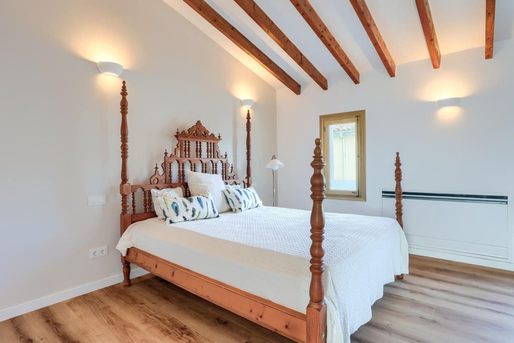 3 makuuhuone Omakotitalo myytävänä paikassa Llubi mukana uima-altaan 
autotalli - 1 320 000 € (Ref: 9528538)