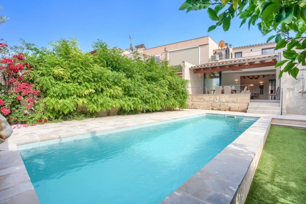 3 makuuhuone Omakotitalo myytävänä paikassa Llubi mukana uima-altaan 
autotalli - 1 320 000 € (Ref: 9528538)