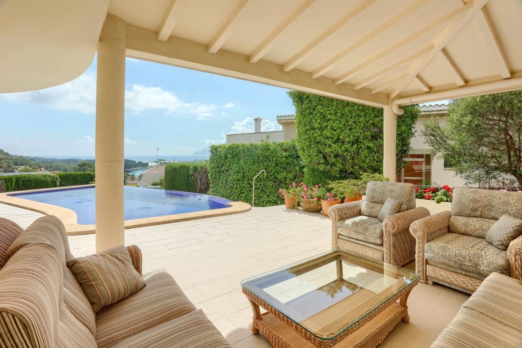 5 bedroom Villa for sale in Alcudia with pool garage - € 2,275,000 (Ref: 9533279)