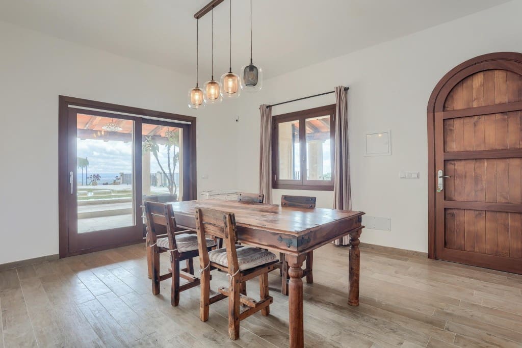 3 slaapkamer Villa te koop in Puntiro met zwembad garage - € 1.855.000 (Ref: 9533298)