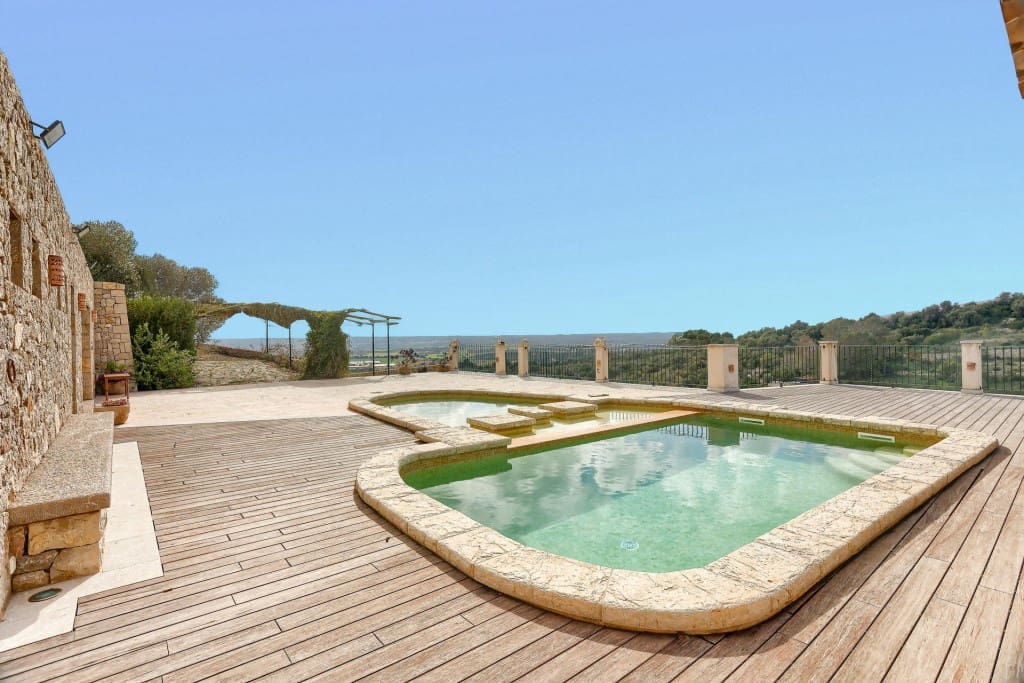 3 slaapkamer Villa te koop in Puntiro met zwembad garage - € 1.855.000 (Ref: 9533298)