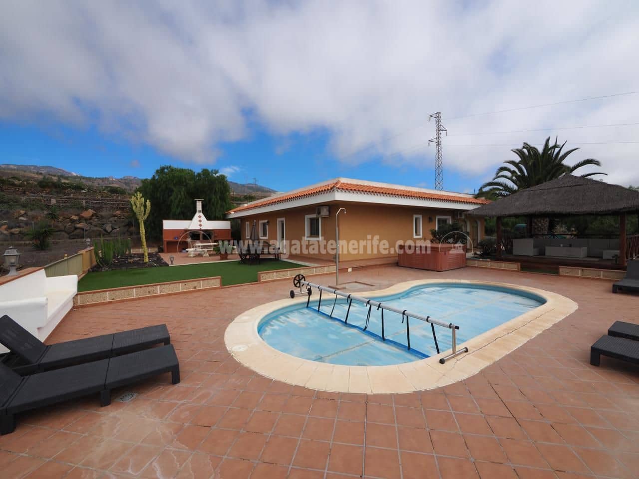 3 makuuhuone Maalaistalo myytävänä paikassa Adeje mukana uima-altaan 
autotalli - 1 000 000 € (Ref: 6484409)