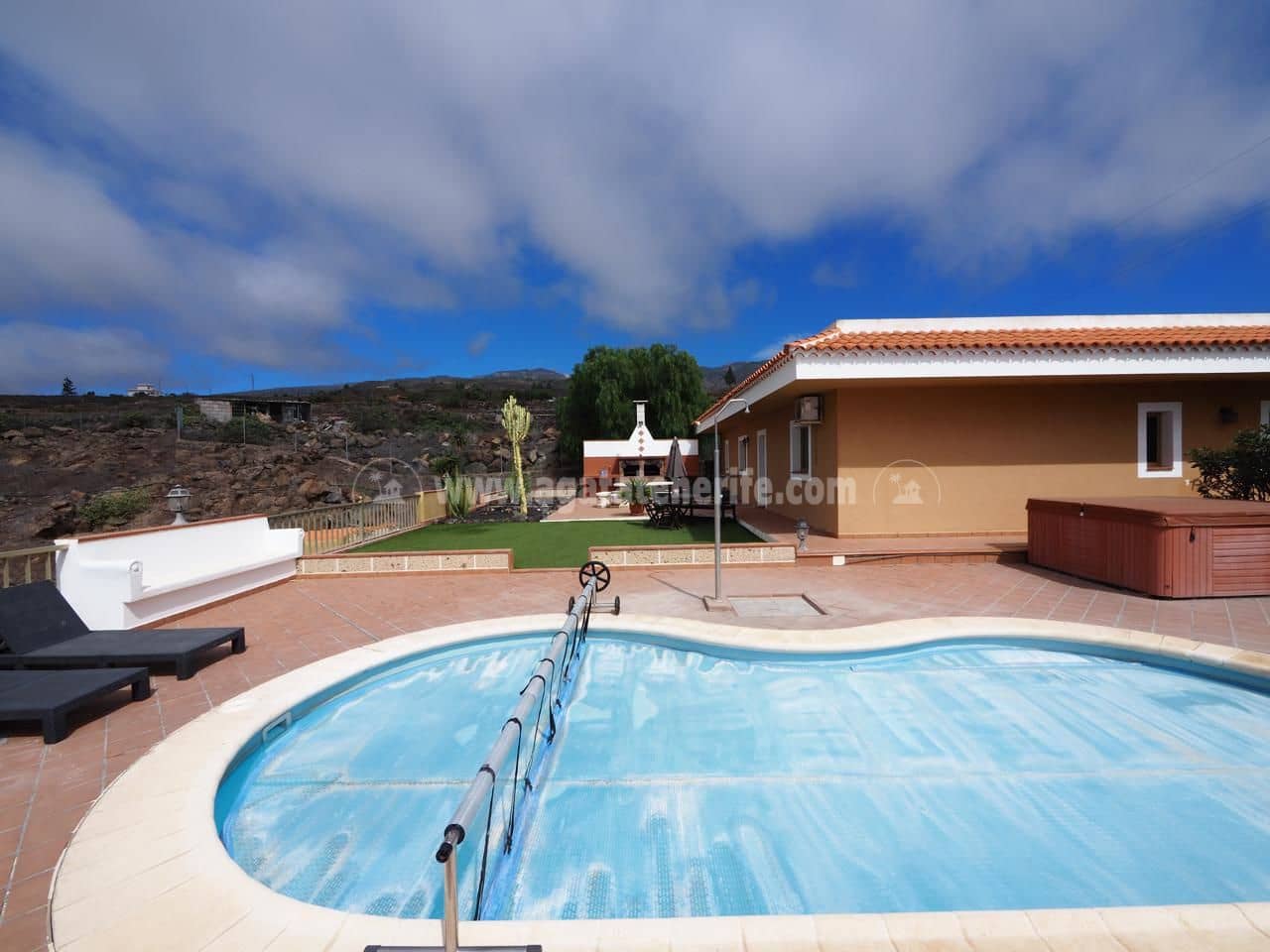 3 makuuhuone Maalaistalo myytävänä paikassa Adeje mukana uima-altaan 
autotalli - 1 000 000 € (Ref: 6484409)