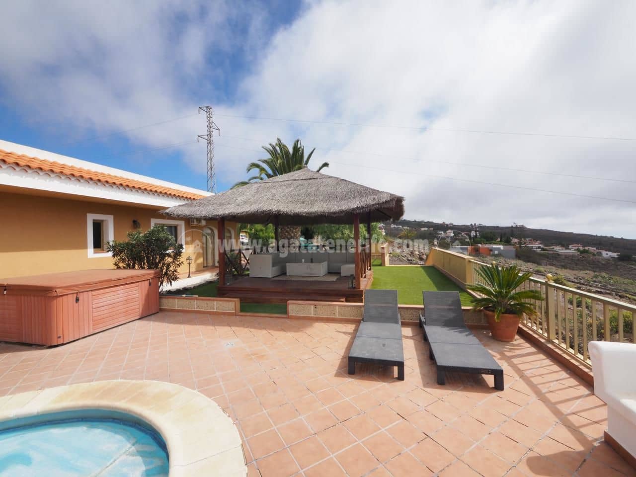 3 makuuhuone Maalaistalo myytävänä paikassa Adeje mukana uima-altaan 
autotalli - 1 000 000 € (Ref: 6484409)