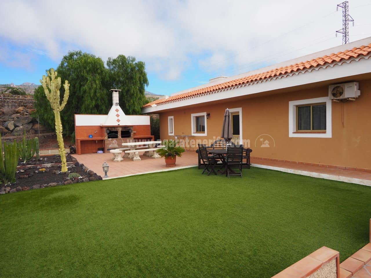 3 makuuhuone Maalaistalo myytävänä paikassa Adeje mukana uima-altaan 
autotalli - 1 000 000 € (Ref: 6484409)