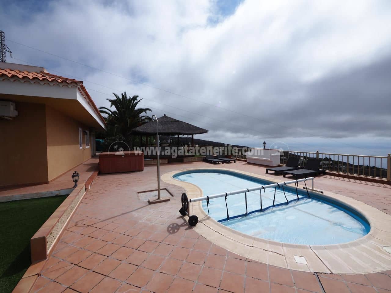 3 makuuhuone Maalaistalo myytävänä paikassa Adeje mukana uima-altaan 
autotalli - 1 000 000 € (Ref: 6484409)