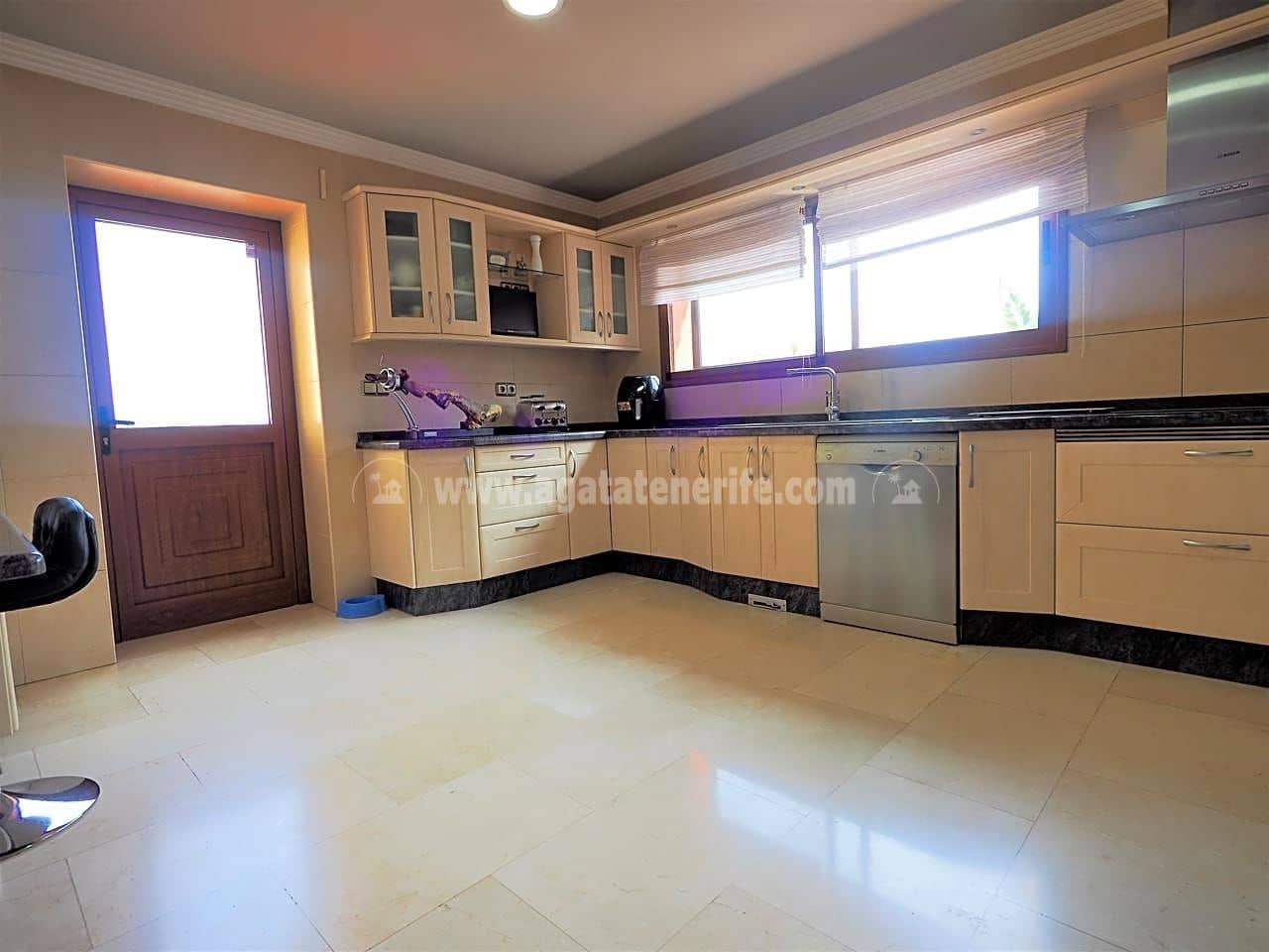 4 sypialnia Willa na sprzedaż w Icod de los Vinos z garażem - 750 000 € (Ref: 8010882)