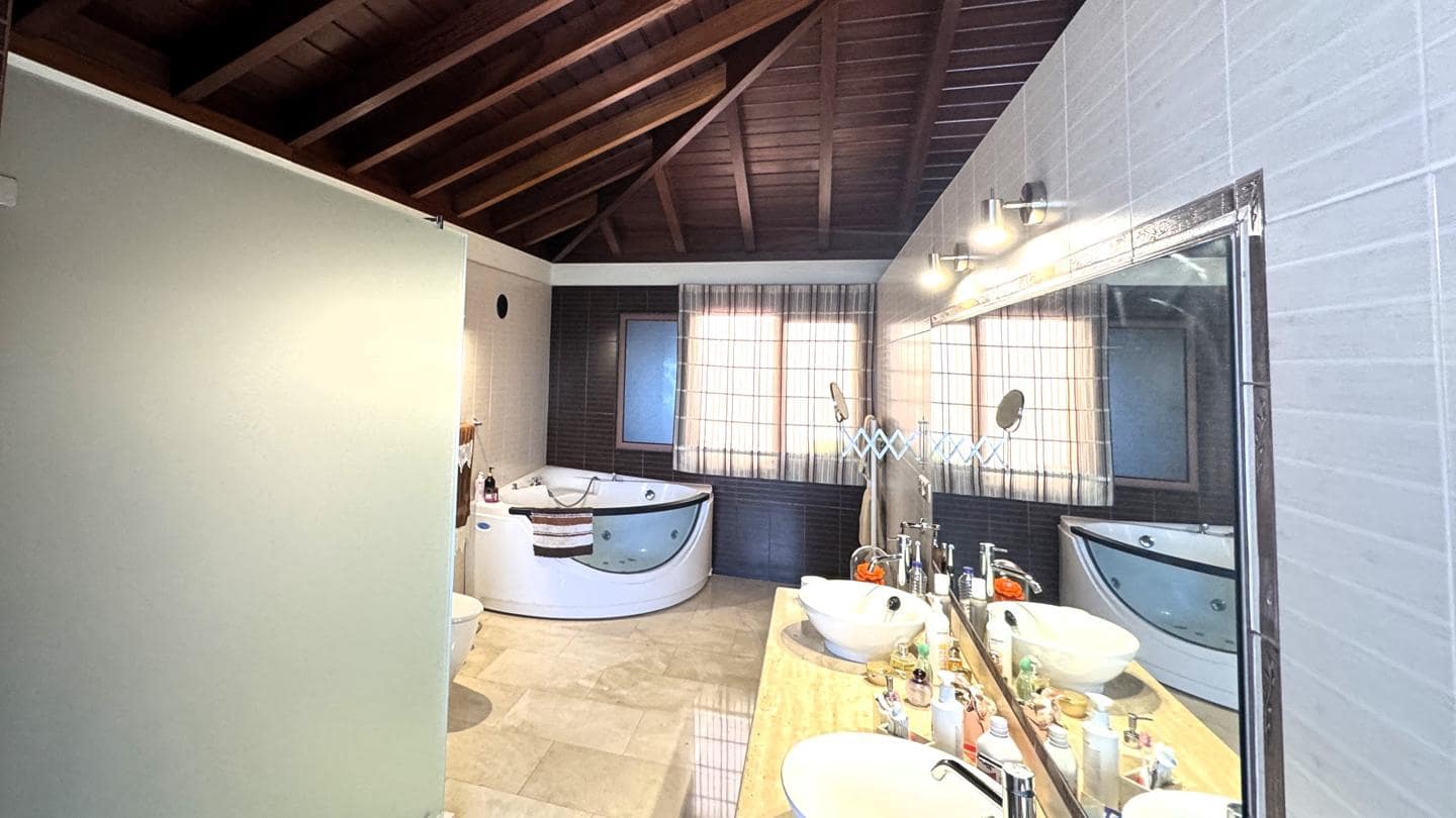 4 sypialnia Willa na sprzedaż w Icod de los Vinos z garażem - 750 000 € (Ref: 8010882)