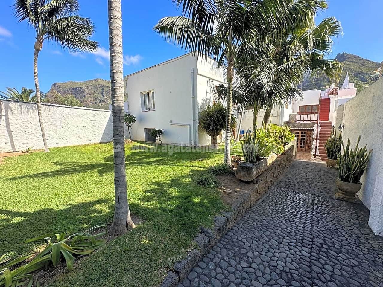 9 soveværelse Villa til salg i Los Silos med swimmingpool - € 1.680.000 (Ref: 8171640)