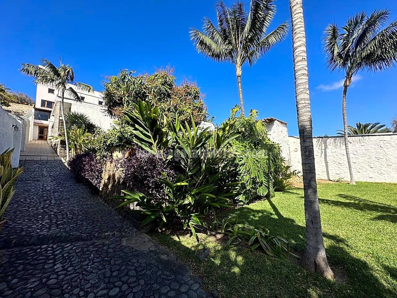 9 soveværelse Villa til salg i Los Silos med swimmingpool - € 1.680.000 (Ref: 8171640)