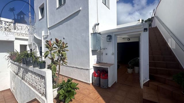 4 bedroom Villa for sale in La Guancha with garage - € 380,000 (Ref: 8283601)