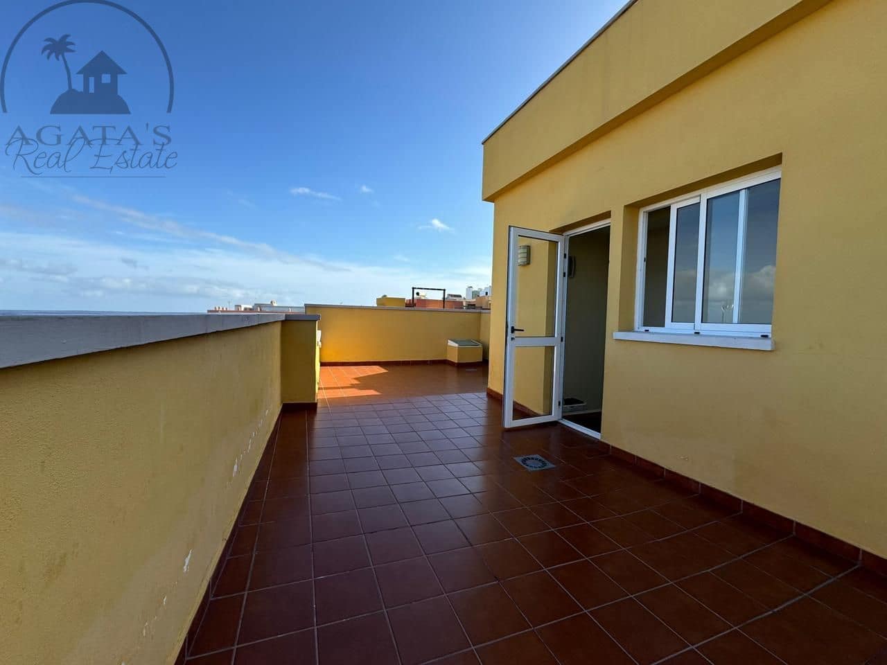 5 bedroom Villa for sale in Icod de los Vinos with garage - € 365,000 (Ref: 9196814)