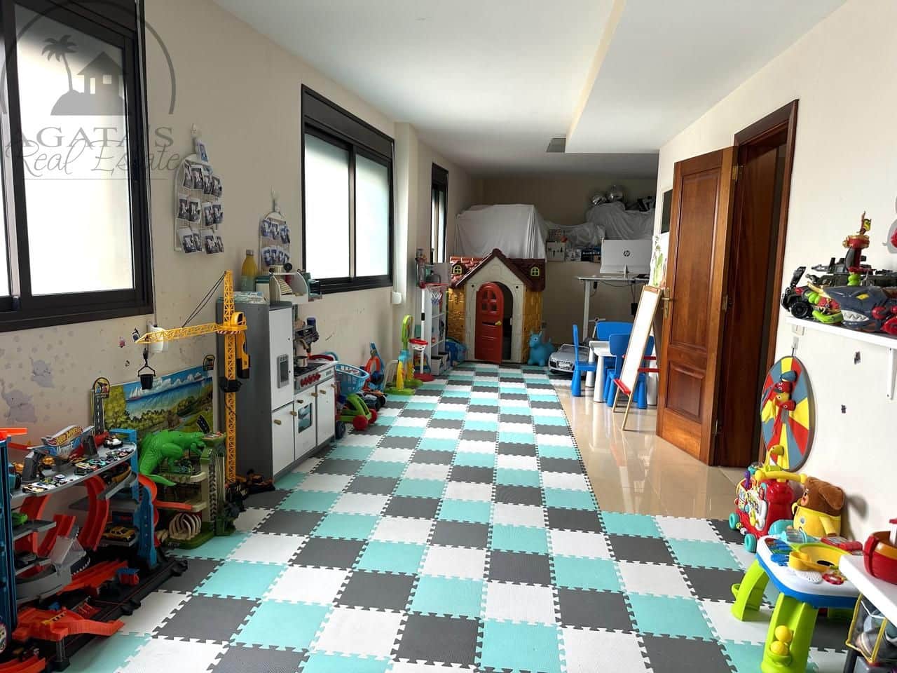 5 bedroom Villa for sale in Icod de los Vinos with garage - € 365,000 (Ref: 9196814)