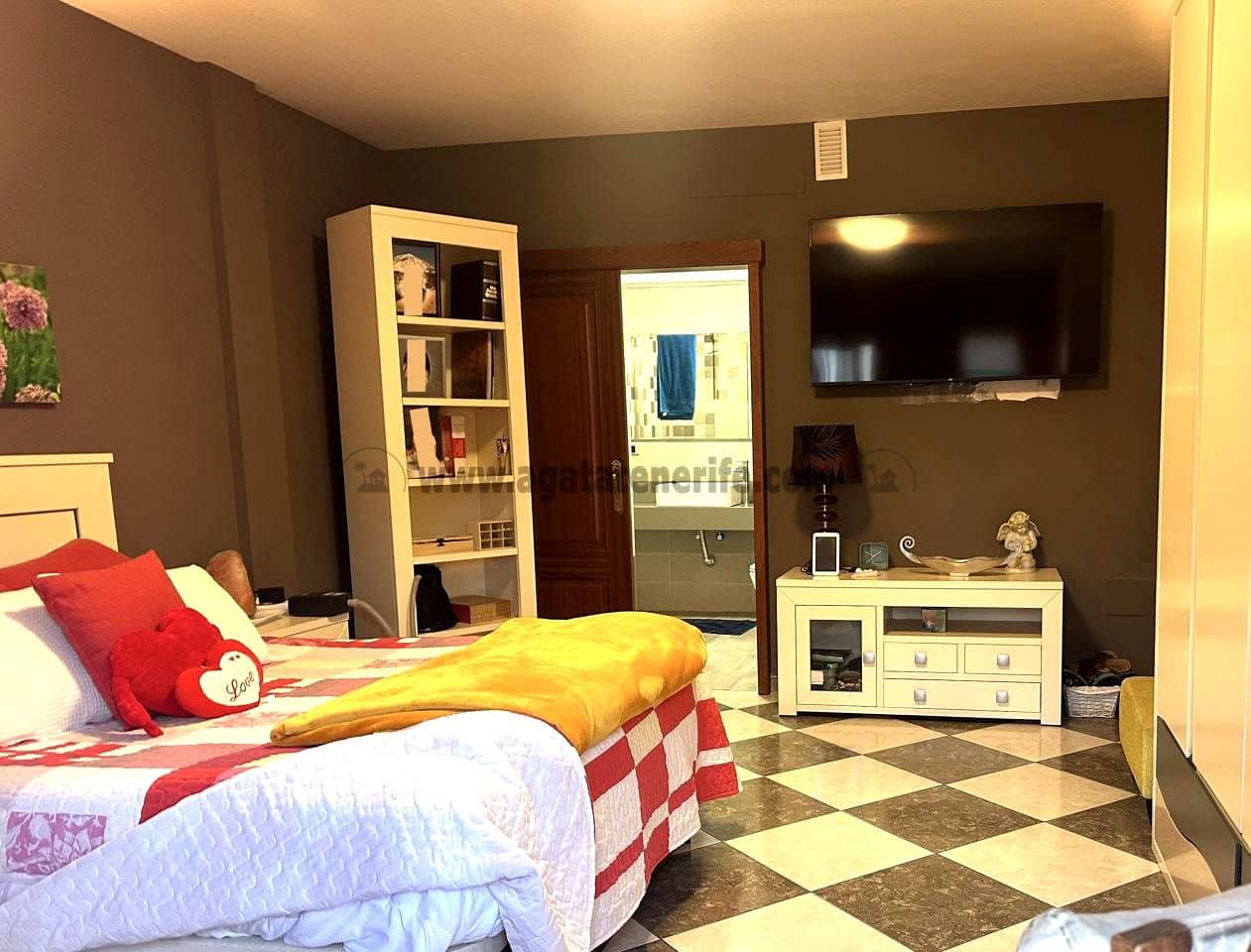 5 bedroom Villa for sale in Buenavista del Norte with garage - € 366,000 (Ref: 9432405)