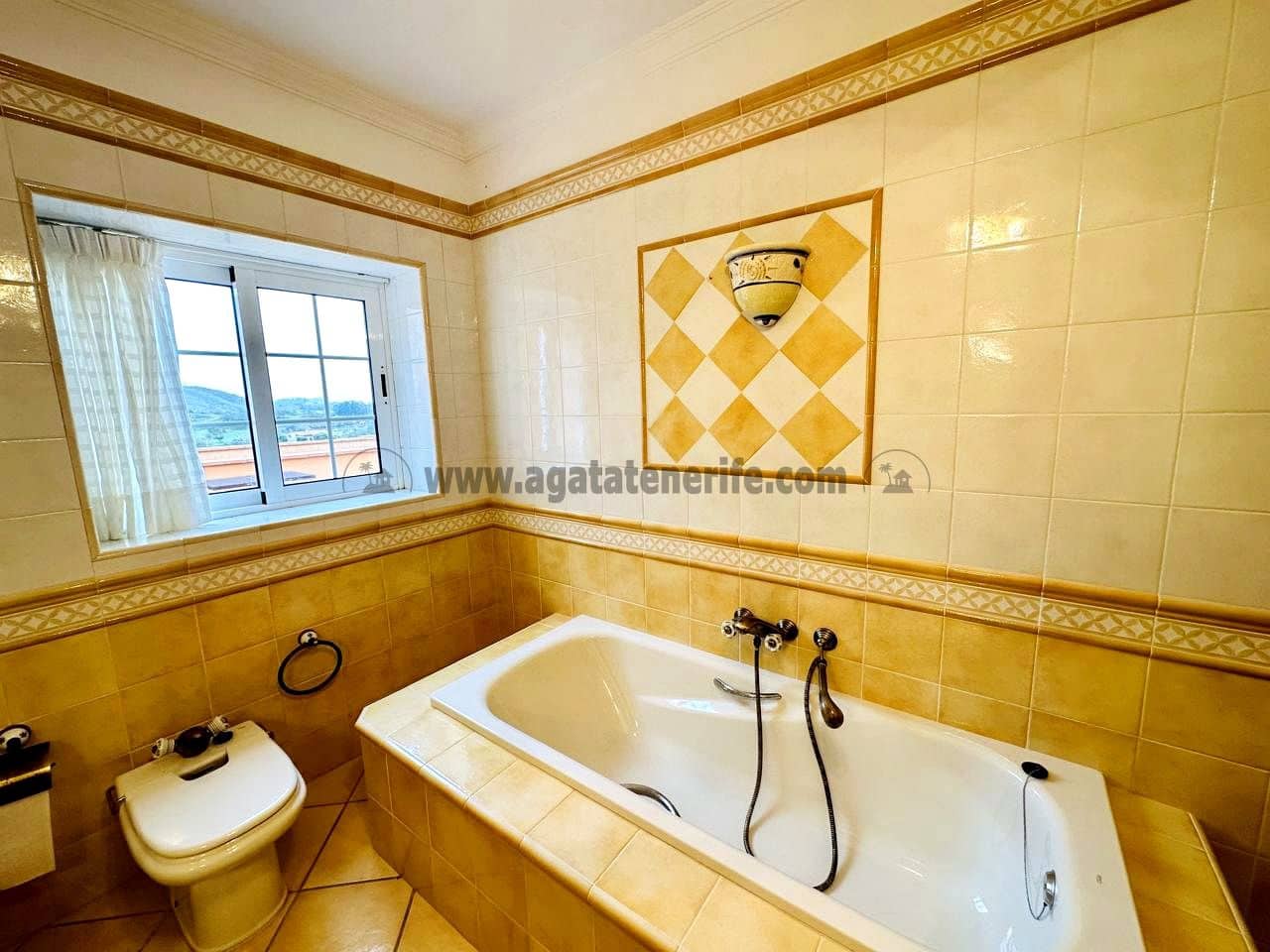 3 soveværelse Villa til salg i La Esperanza med garage - € 850.000 (Ref: 9458430)