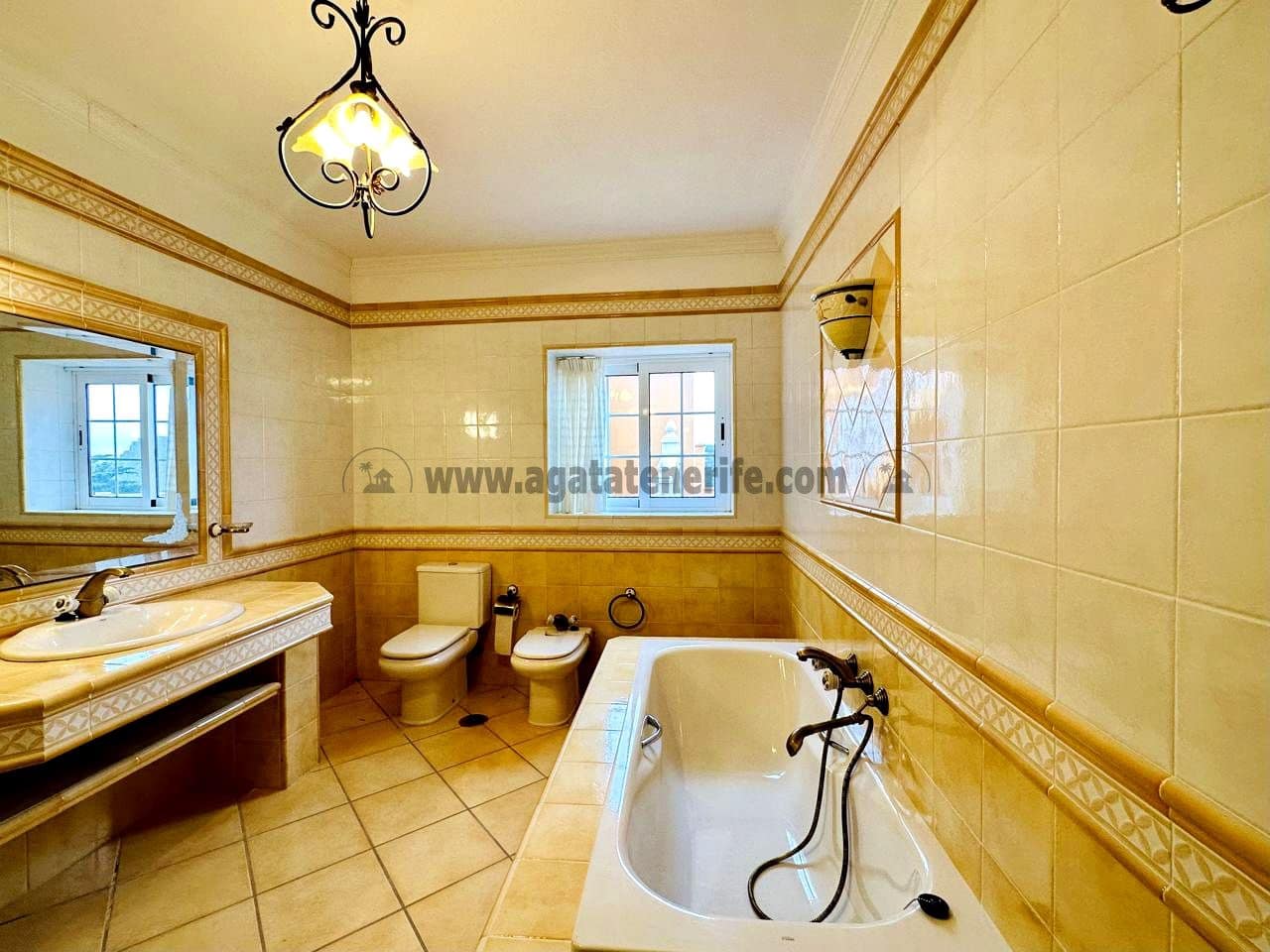 3 soveværelse Villa til salg i La Esperanza med garage - € 850.000 (Ref: 9458430)