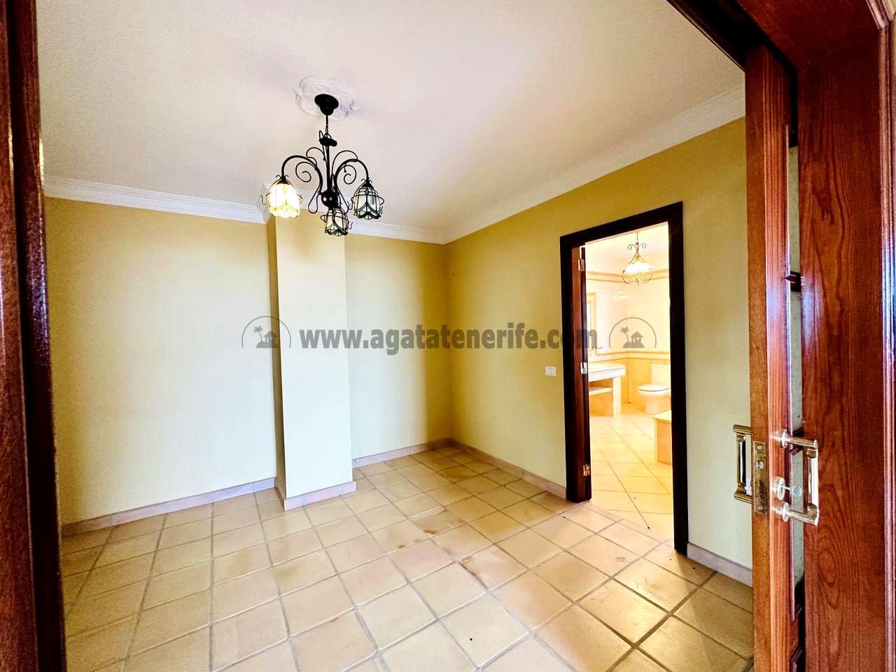 3 soveværelse Villa til salg i La Esperanza med garage - € 850.000 (Ref: 9458430)