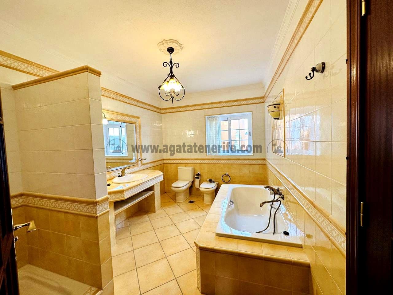 3 soveværelse Villa til salg i La Esperanza med garage - € 850.000 (Ref: 9458430)