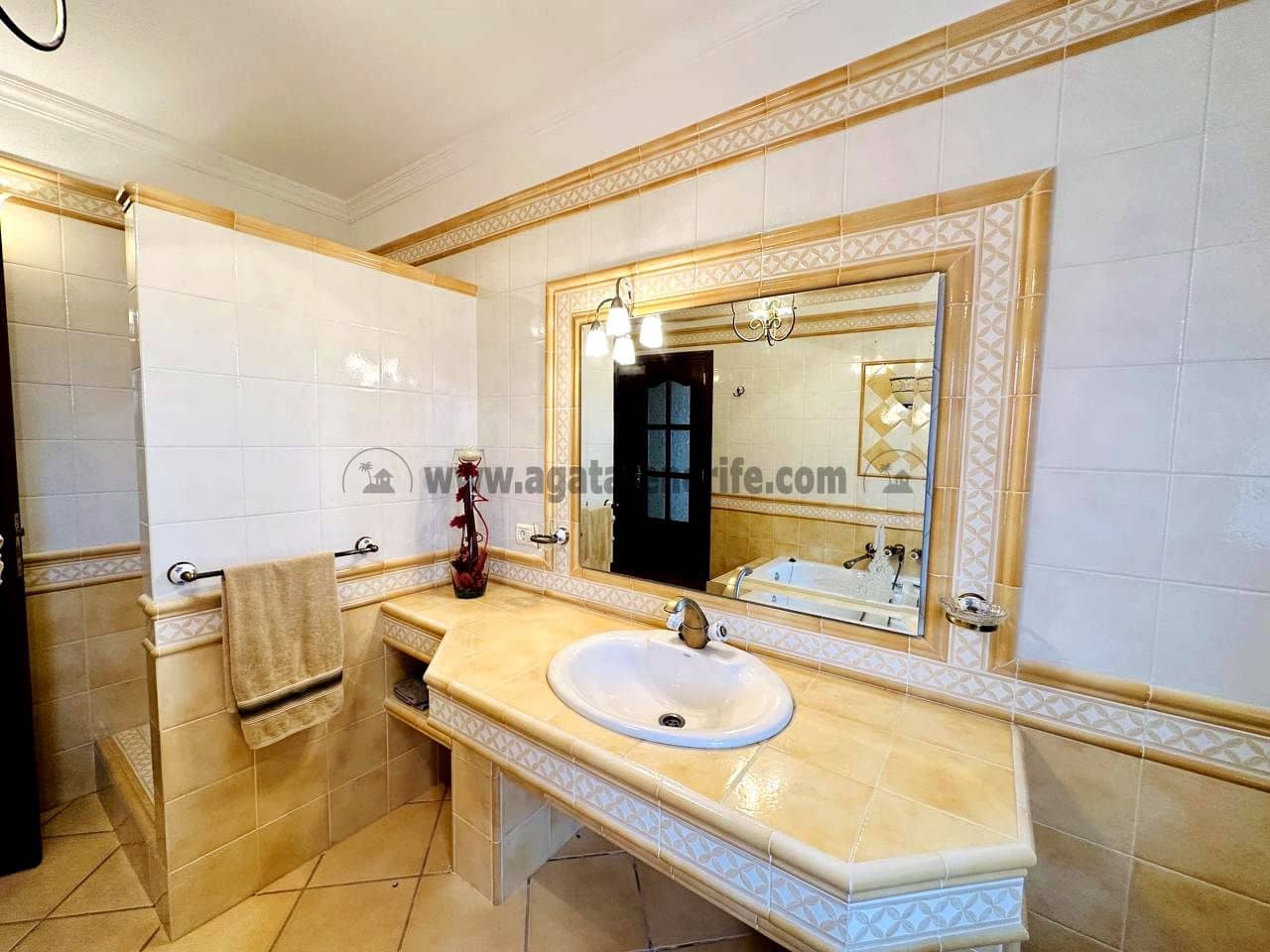 3 soveværelse Villa til salg i La Esperanza med garage - € 850.000 (Ref: 9458430)