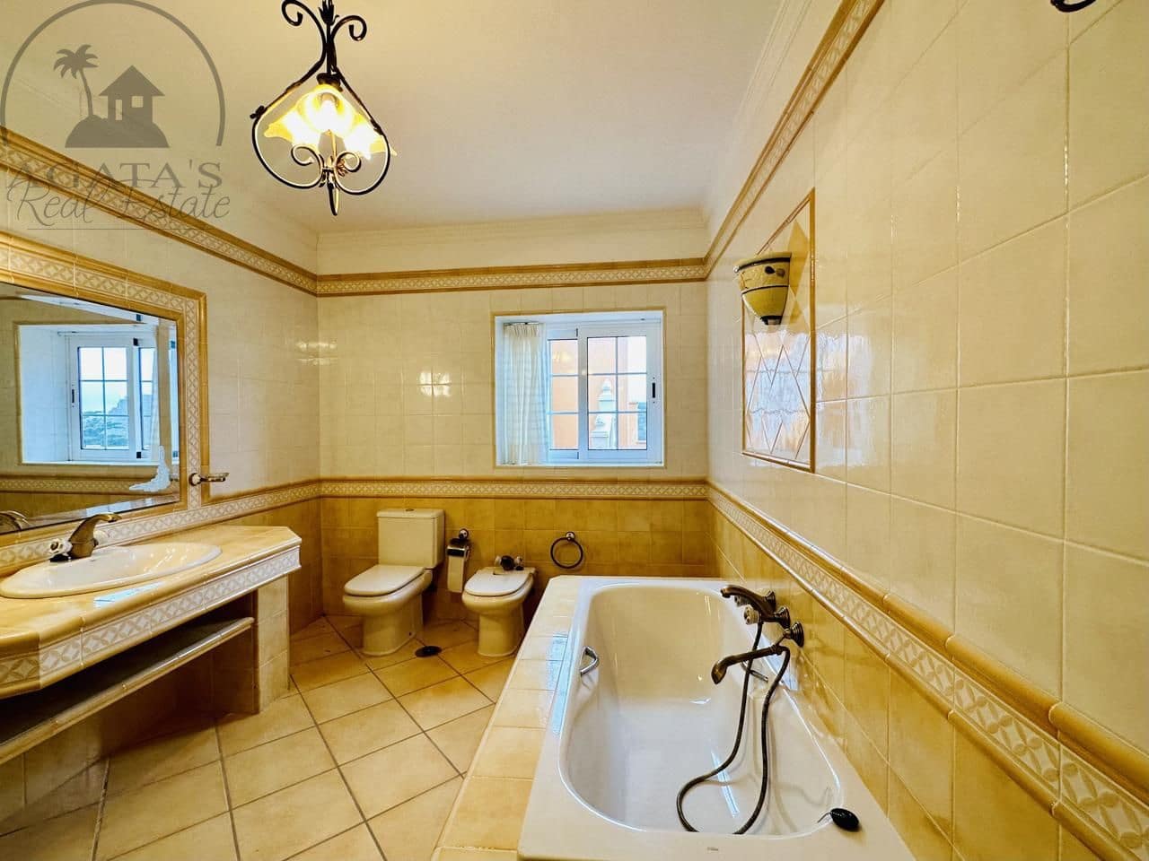 3 soveværelse Villa til salg i La Esperanza med garage - € 850.000 (Ref: 9458430)