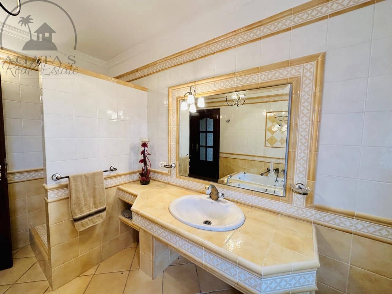 3 soveværelse Villa til salg i La Esperanza med garage - € 850.000 (Ref: 9458430)