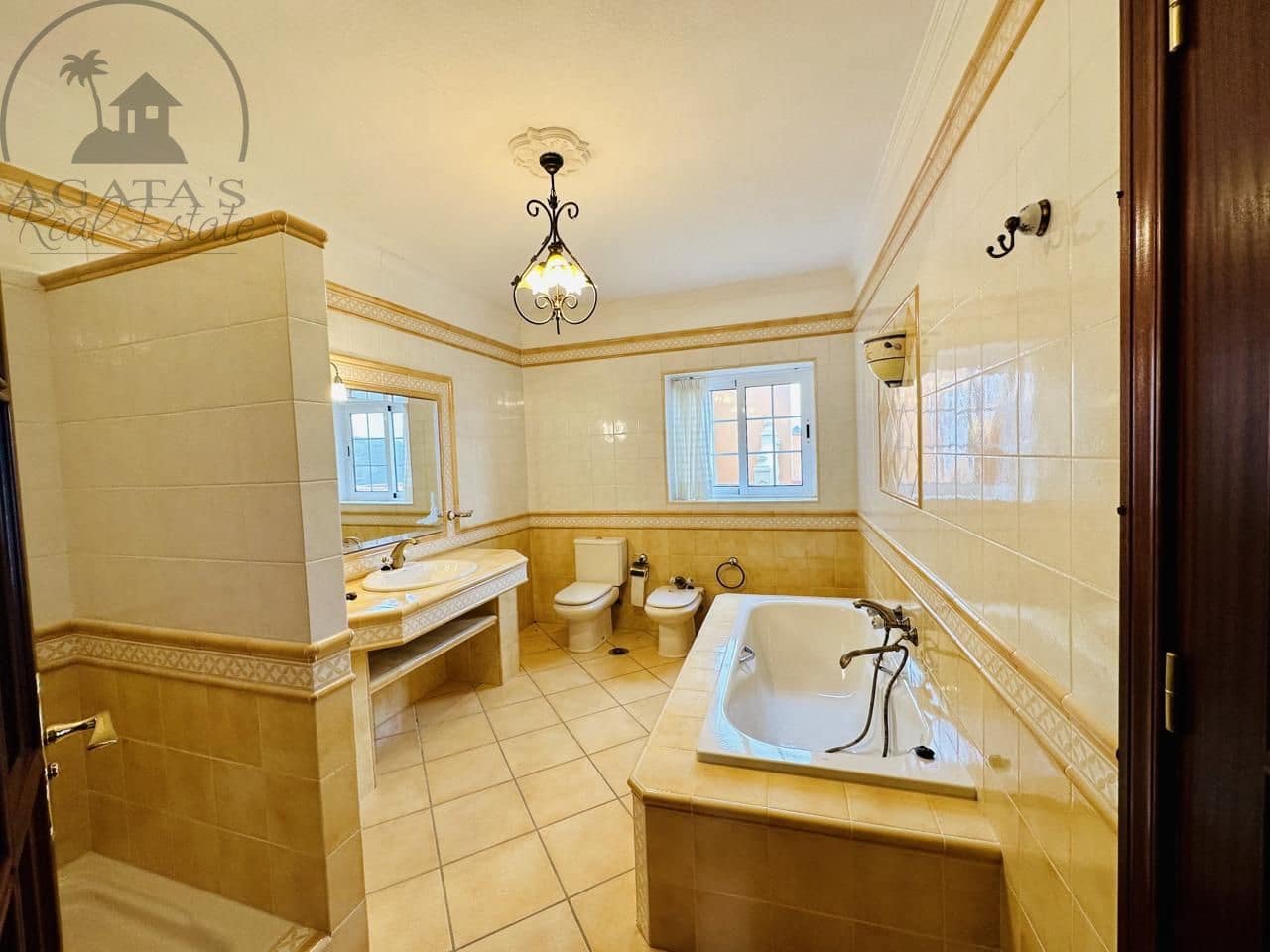 3 soveværelse Villa til salg i La Esperanza med garage - € 850.000 (Ref: 9458430)