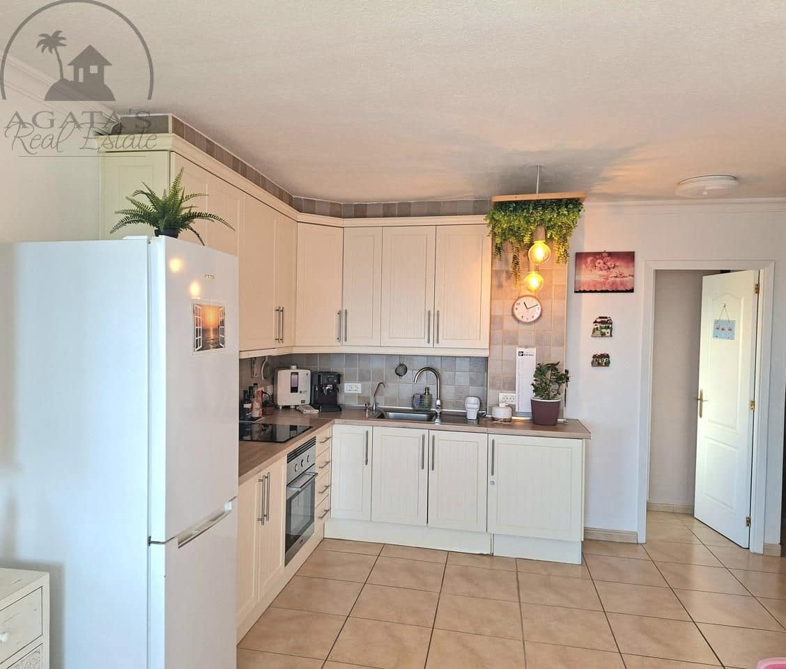 1 bedroom Flat for sale in Los Cristianos with pool garage - € 398,000 (Ref: 9470022)