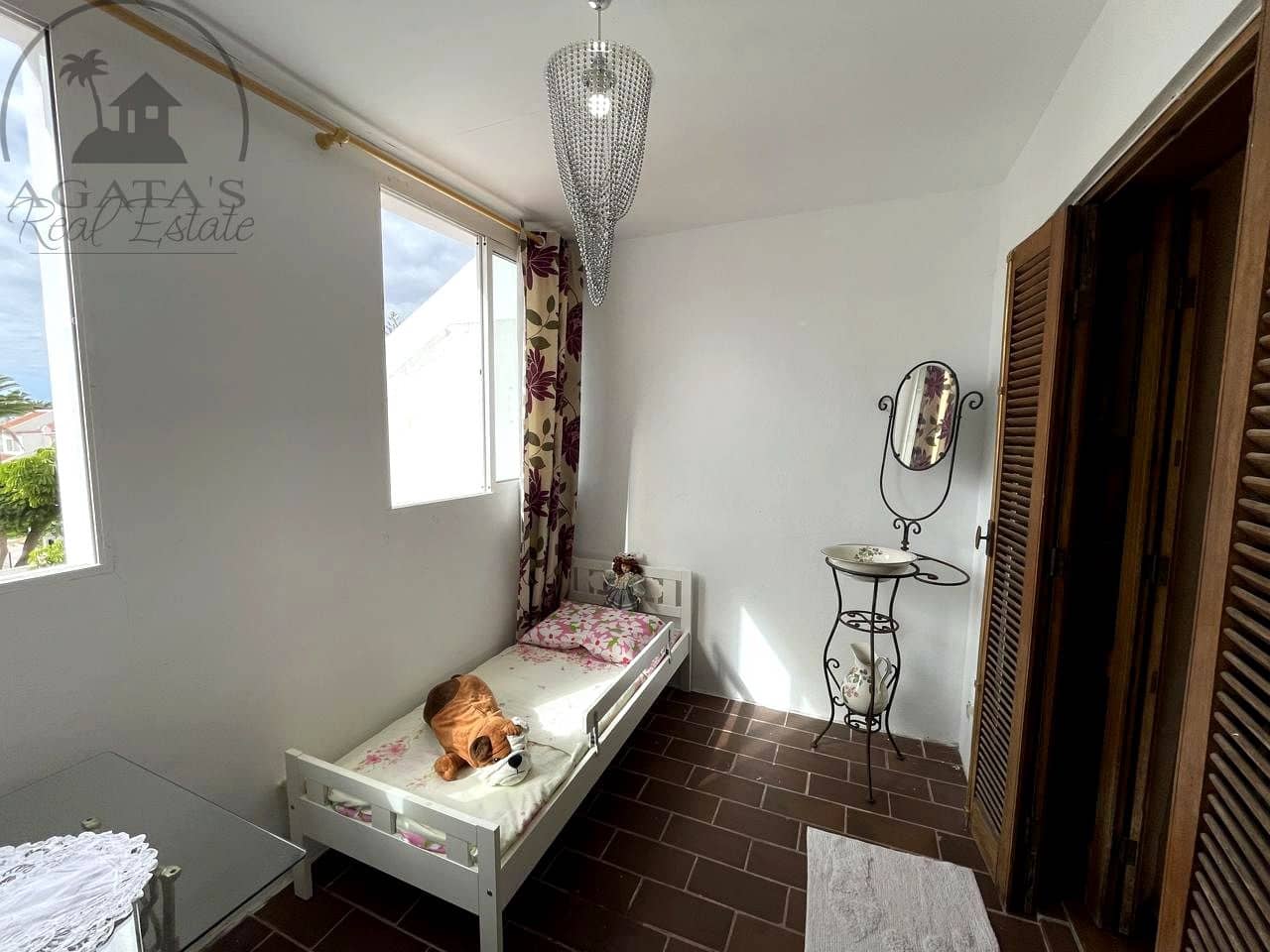 6 bedroom Bungalow for sale in Costa Adeje with pool - € 650,000 (Ref: 9488580)