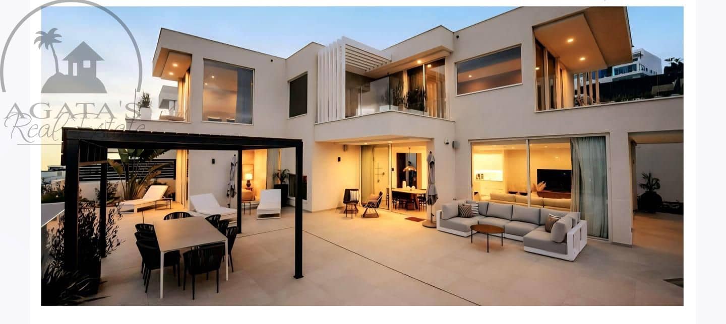 4 soveværelse Villa til salg i Costa Adeje med swimmingpool - € 1.912.900 (Ref: 9494242)