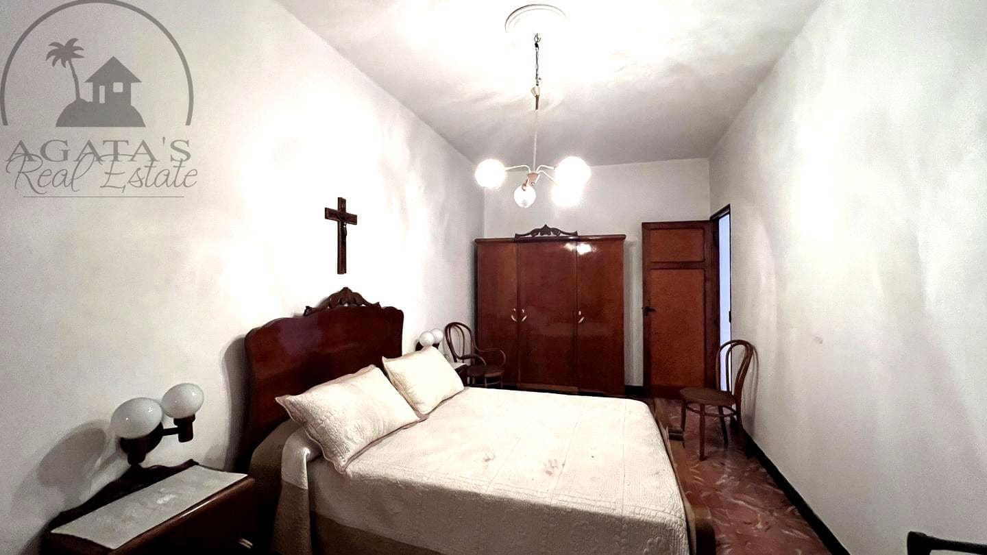 4 bedroom Villa for sale in Icod de los Vinos with garage - € 240,000 (Ref: 9498026)