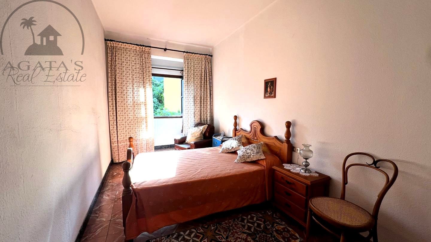 4 bedroom Villa for sale in Icod de los Vinos with garage - € 240,000 (Ref: 9498026)