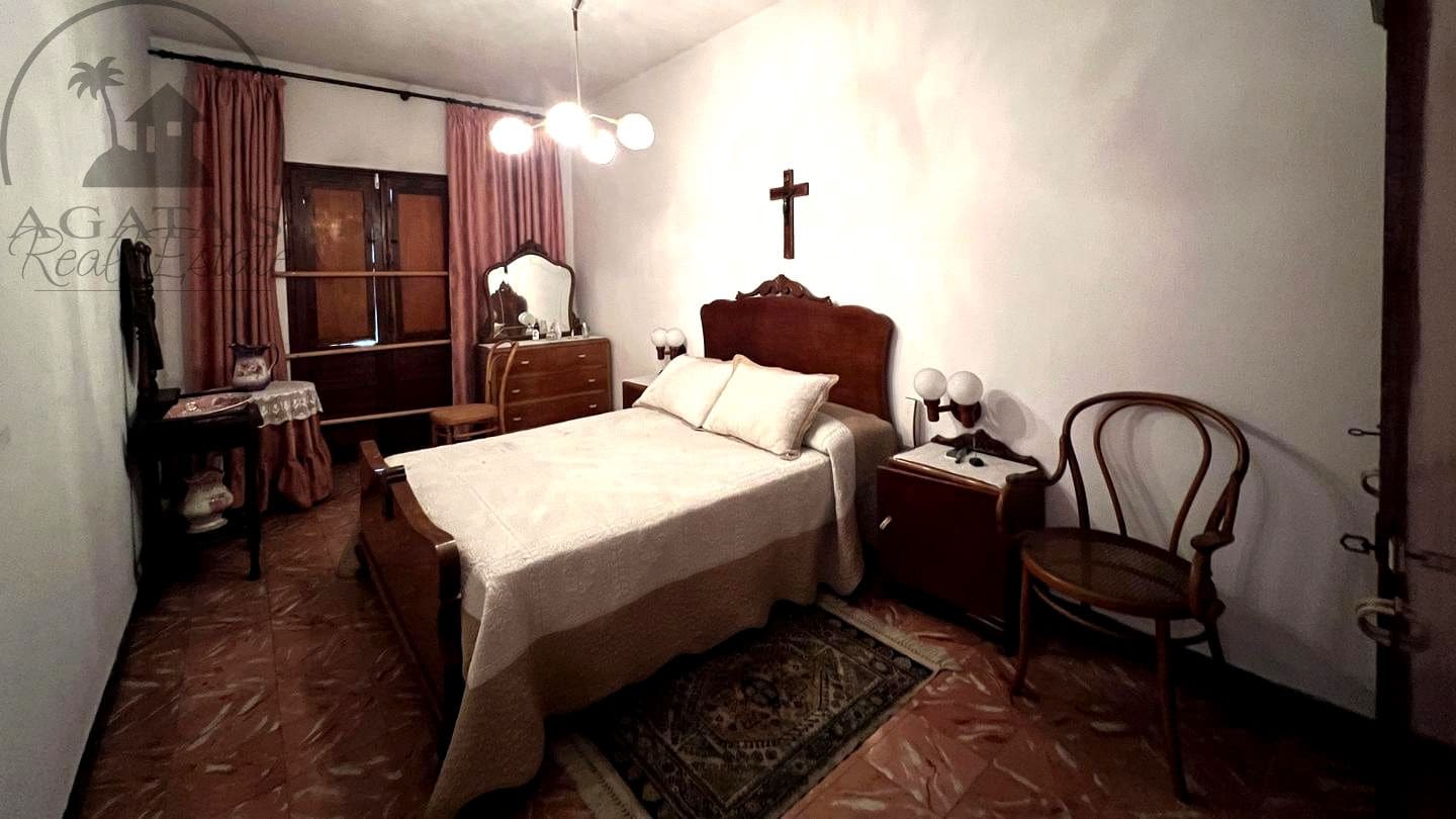 4 bedroom Villa for sale in Icod de los Vinos with garage - € 240,000 (Ref: 9498026)