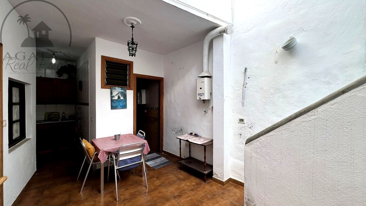 4 bedroom Villa for sale in Icod de los Vinos with garage - € 240,000 (Ref: 9498026)